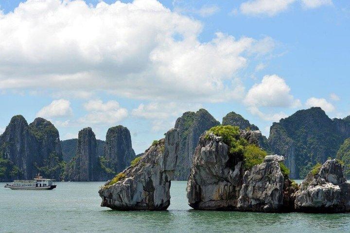From Hanoi: Ha Long Bay Day Cruise with Caves, Kayaking & Lunch