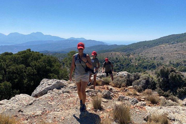 クレタ島 : Kroustas Forest Guided Hiking & Beach Swim