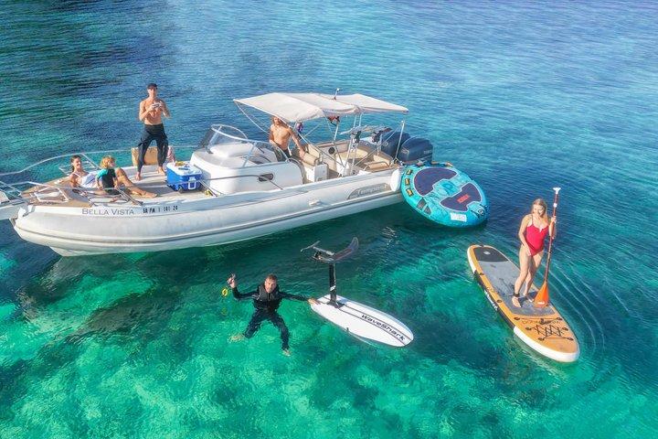 パルマ・デ・マヨルカのプライベートボート旅行（水のおもちゃと25の入り江付き）