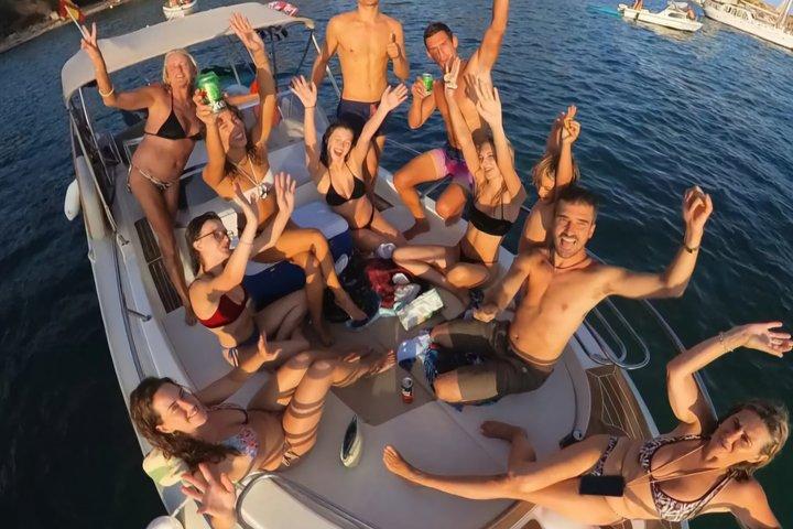 パルマ・デ・マヨルカのプライベートボート旅行（水のおもちゃと25の入り江付き）
