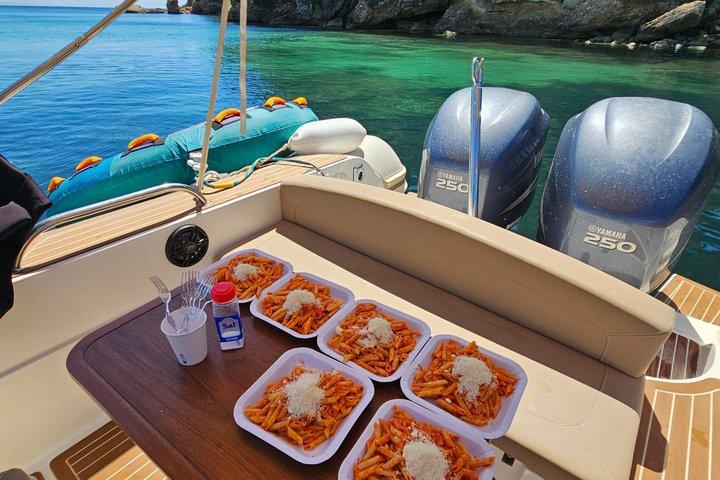 パルマ・デ・マヨルカのプライベートボート旅行（水のおもちゃと25の入り江付き）
