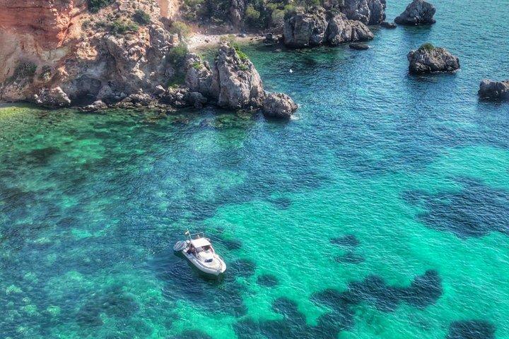 パルマ・デ・マヨルカのプライベートボート旅行（水のおもちゃと25の入り江付き）