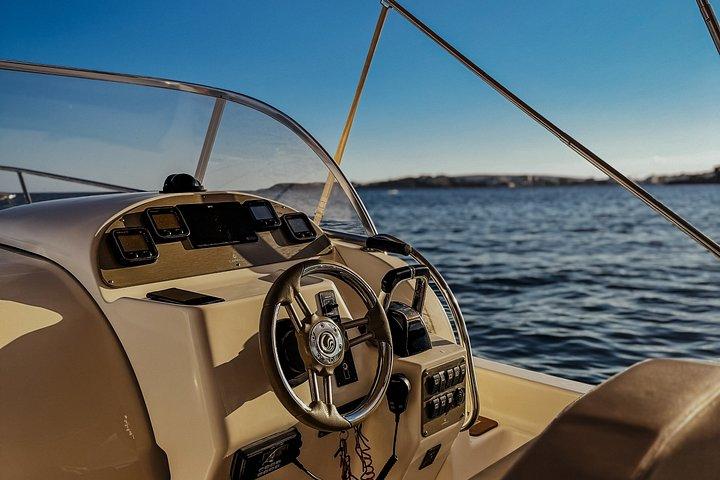 パルマ・デ・マヨルカのプライベートボート旅行（水のおもちゃと25の入り江付き）