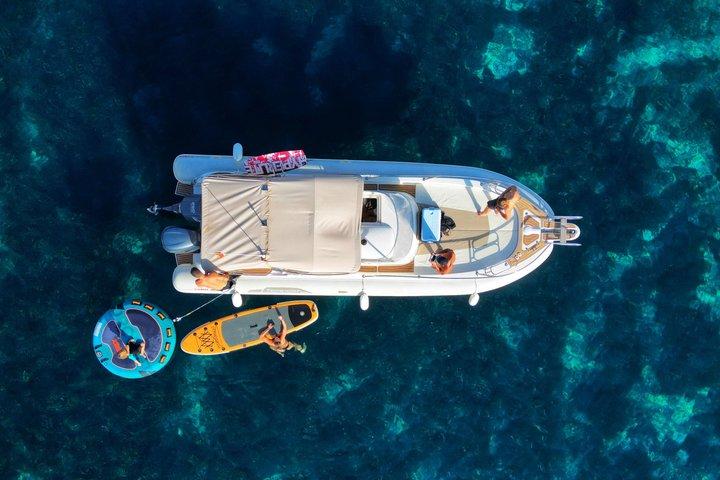 パルマ・デ・マヨルカのプライベートボート旅行（水のおもちゃと25の入り江付き）