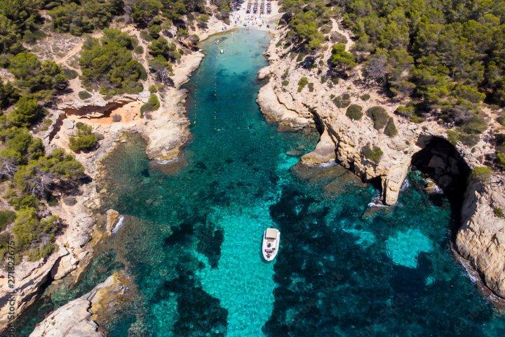 パルマ・デ・マヨルカのプライベートボート旅行（水のおもちゃと25の入り江付き）