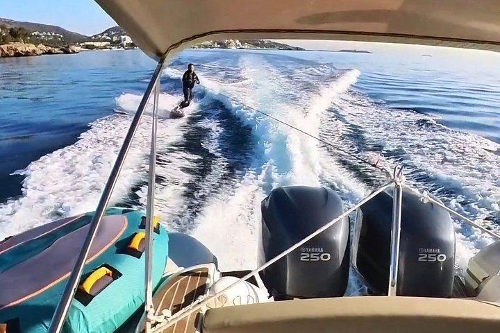 パルマ・デ・マヨルカのプライベートボート旅行（水のおもちゃと25の入り江付き）