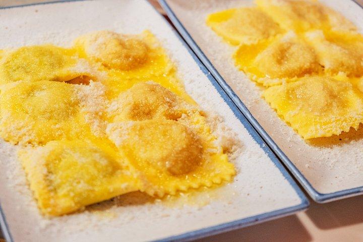8つの本格的な地元料理の試食ができるパルマガイド付きフードツアー
