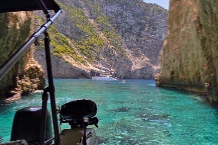 Schiffswrack & Blue Caves Private Speedboat Cruise