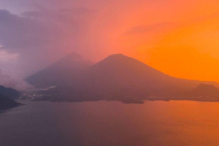 グアテマラシティからアティトラン湖とイシムチェ湖を航行する