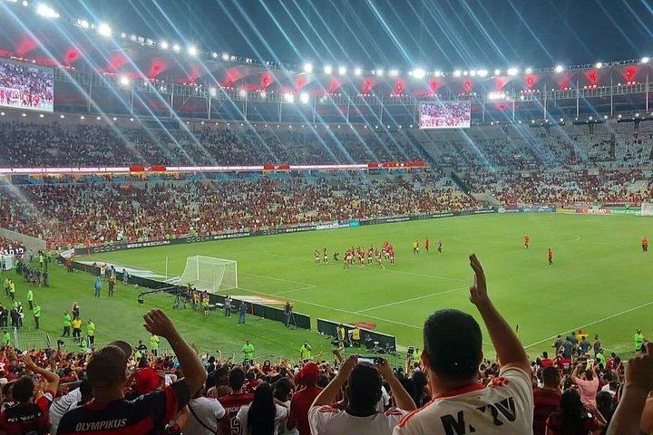 マラカナンでのサッカーツアー カイピリーニャとファンとのプレゲーム