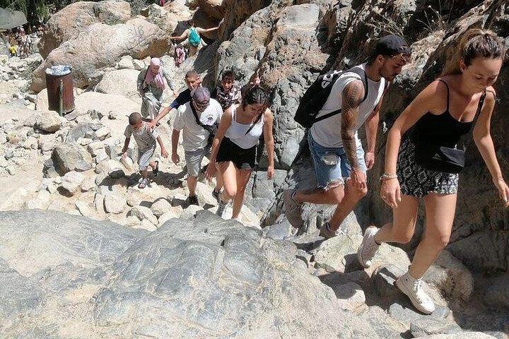 マラケシュ発アトラス山脈とオウリカ渓谷日帰りツアー