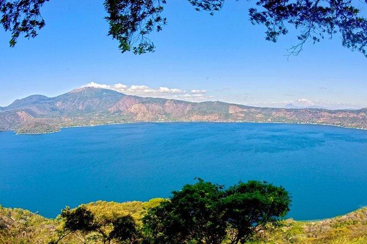 サンタアナ火山へのハイキングとコアテペケ湖への訪問