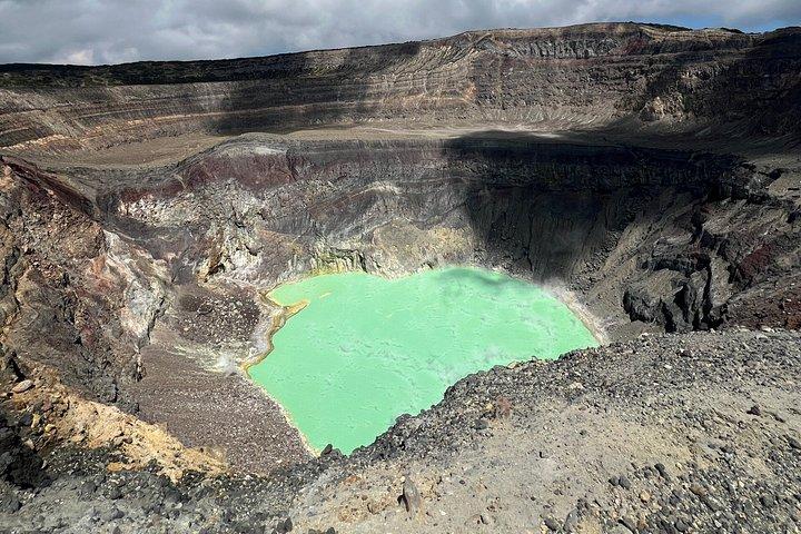 サンタアナ火山へのハイキングとコアテペケ湖への訪問