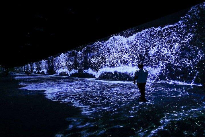 ドバイ・アルテ美術館：没入型メディアアート展