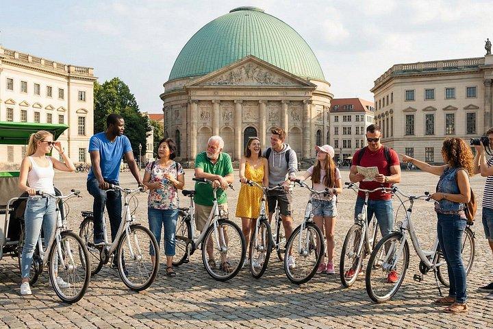 Op til 12 pers. Private E-cykler & cykler & scootere og 1 Rickshaw