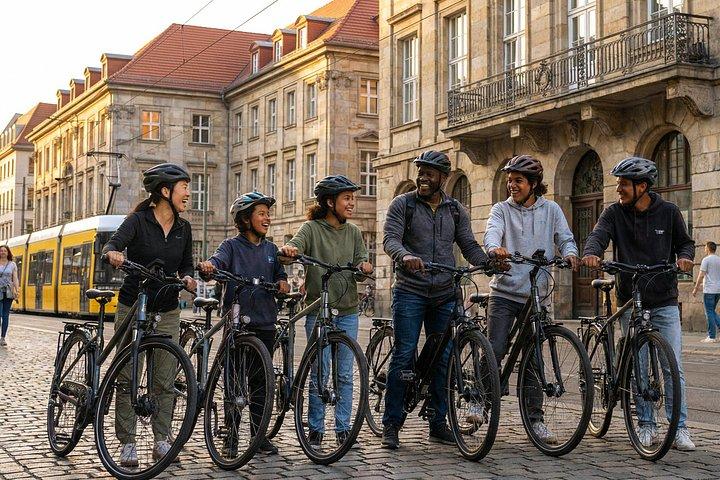 Op til 12 pers. Private E-cykler & cykler & scootere og 1 Rickshaw