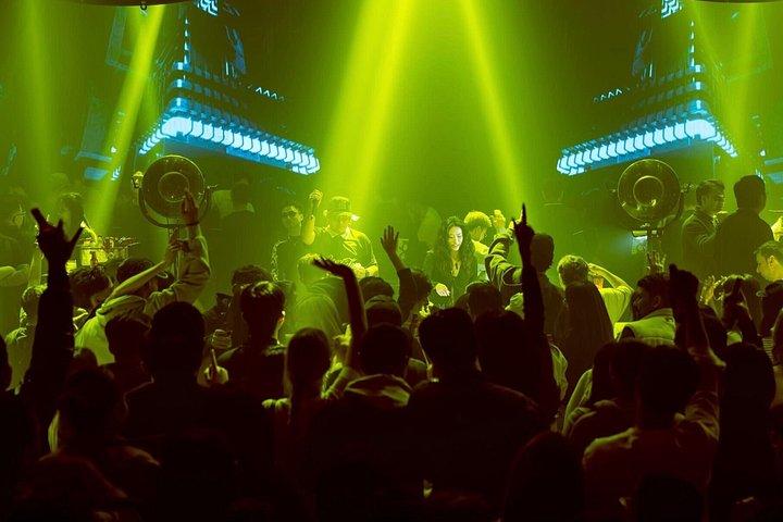 Hanoi Night Bar Crawl with Local Guide & Free Shots