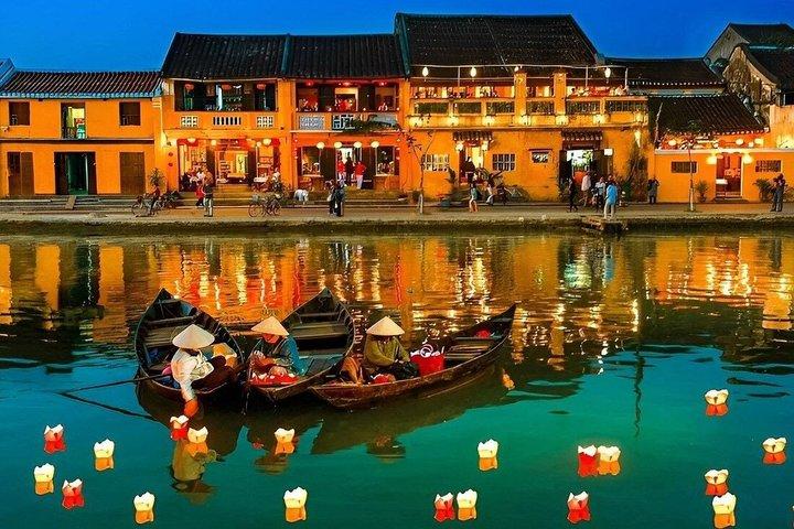 Private Hoi An Ancient Town Walking Tour with Lantern Release