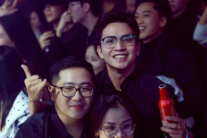 Hanoi Night Bar Crawl with Local Guide & Free Shots