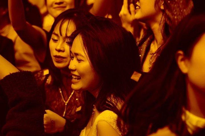 Hanoi Night Bar Crawl with Local Guide & Free Shots