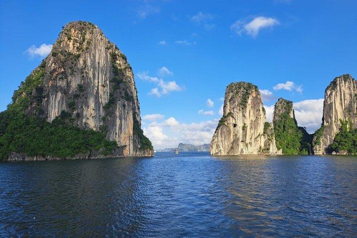 Scenic Day Cruise Opdag den prægtige skønhed i Bai Tu Long Bay
