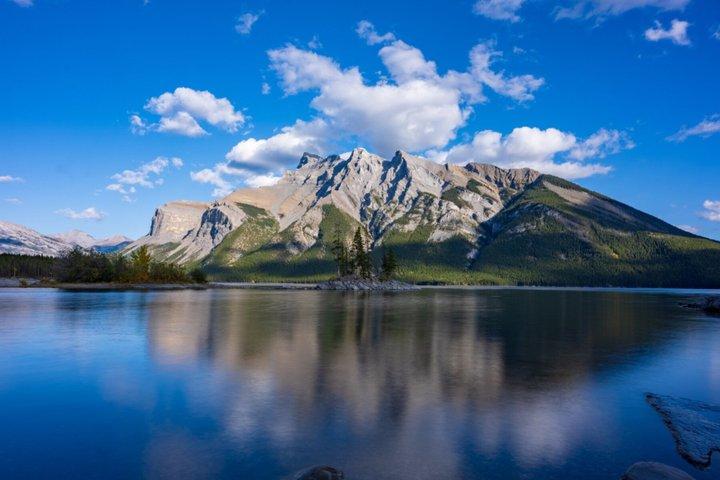Paseo guiado al atardecer en los lagos Minnewanka y Vermilion
