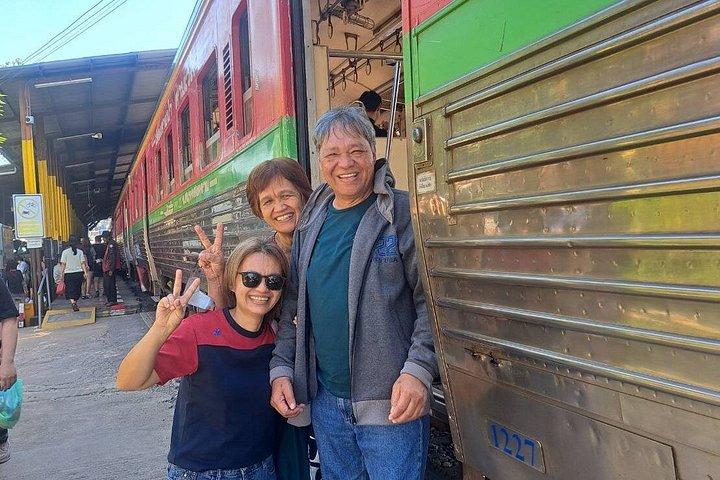 バンコク : 水上マーケットボート＆メーコン鉄道マーケットツアー
