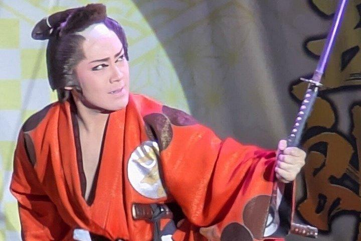 文化試飲ツアーお好み焼き作りとモダンサムライショー
