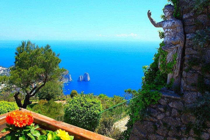 Capri Private Tour by Gozzo Boat with Drinks from Amalfi