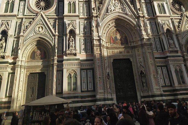 ローマからフィレンツェへのプライベート日帰り旅行：豪華な運転手サービス