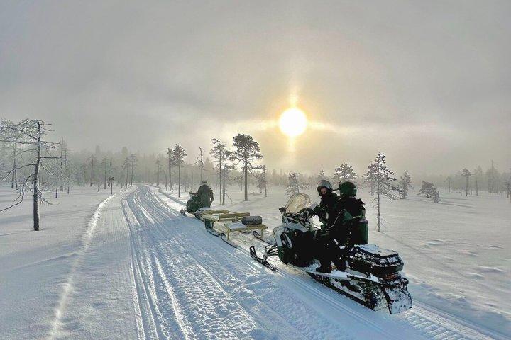 Schneemobilsafari in die Wildnis