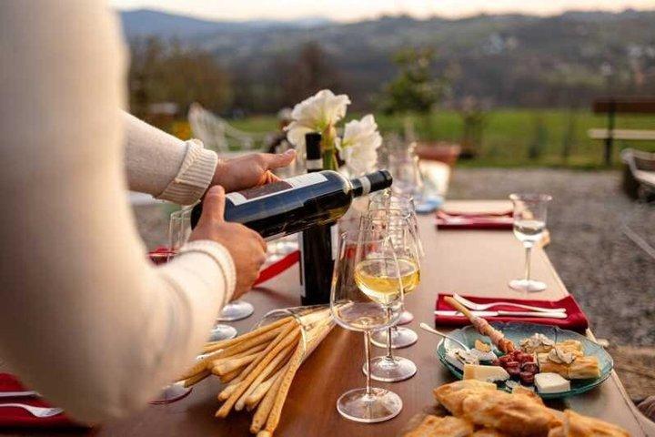 Tour privado con degustación de comida, vino, trufas y tiendas outlet en Piamonte.