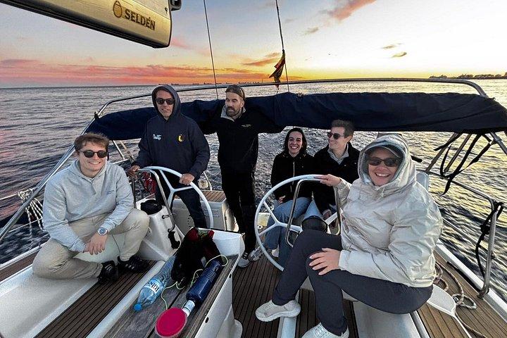 Escursione in barca a vela condivisa al tramonto a Barcellona