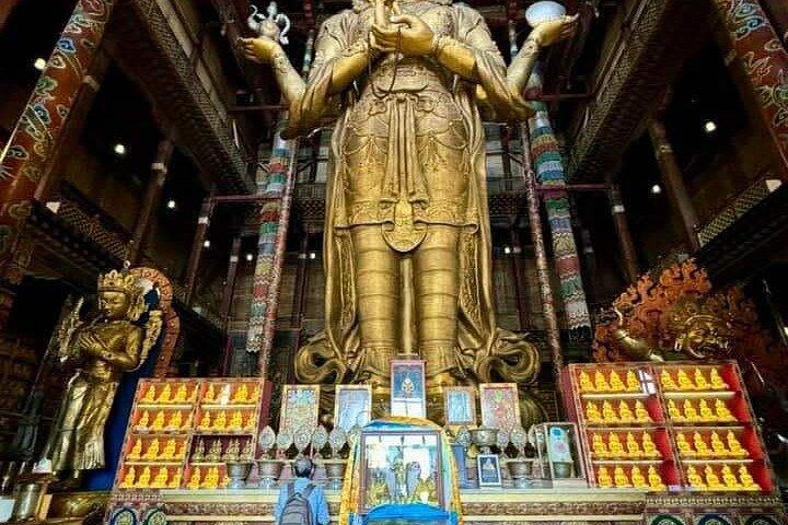 オリビアと行くウランバートル・プライベート・カー・ツアー : Narantuul& Monasteries