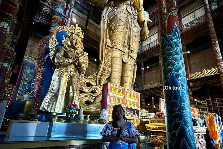 オリビアと行くウランバートル・プライベート・カー・ツアー : Narantuul& Monasteries