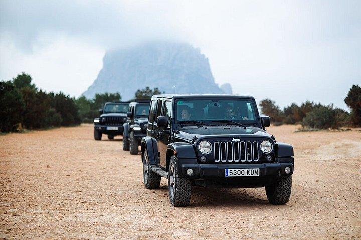 Excursión privada en jeep Wrangler por Ibiza con parada para almorzar en Beach Rest.
