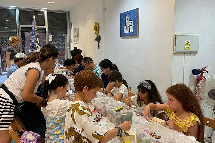 オファー: 家族向けのガウディ モザイク クラス バルセロナ (最大 4 名)