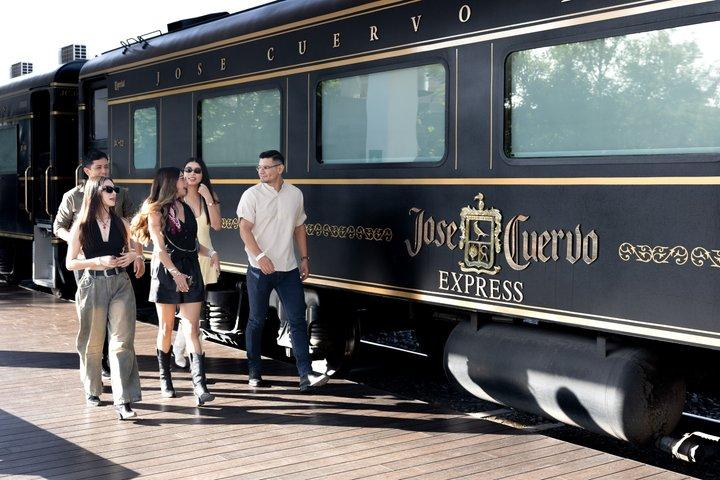ホセ・クルヴォ・エクスプレス列車でグアダラハラからテキーラ・デイトリップ