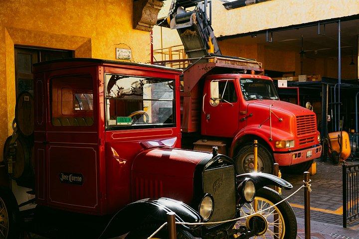 ホセ・クルヴォ・エクスプレス列車でグアダラハラからテキーラ・デイトリップ