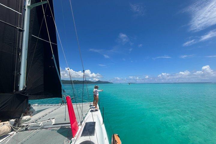 Demi-journée en catamaran à la voile dans le lagon Sailinity