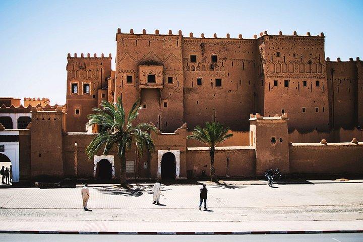 マラケシュ発プライベートラグジュアリーメルズーガ砂漠ツアー3日間