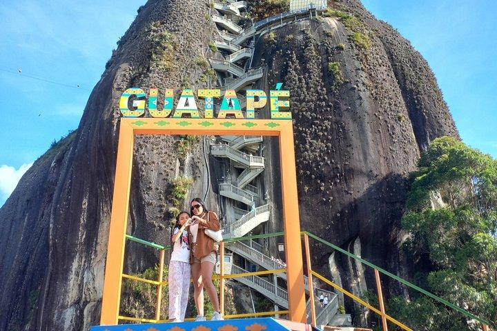 エル・ペニョルのグアタペ・ロックとヘリコプター遊覧飛行、ボートツアー