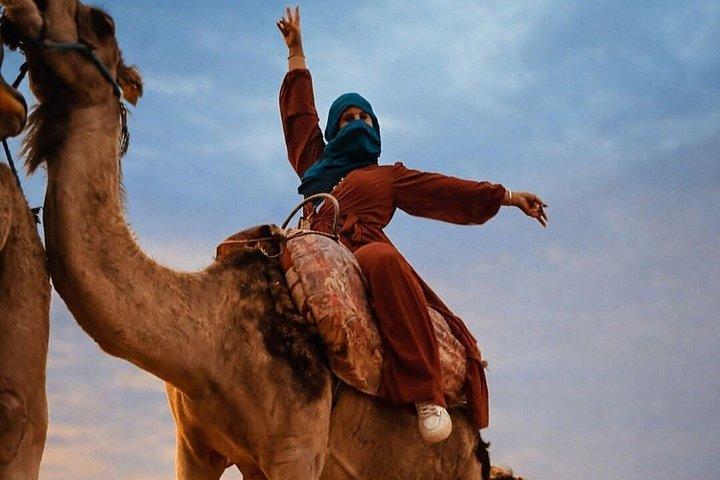 デザートのアガファイ四輪バギーラクダランチスイミングプールマラケシュ