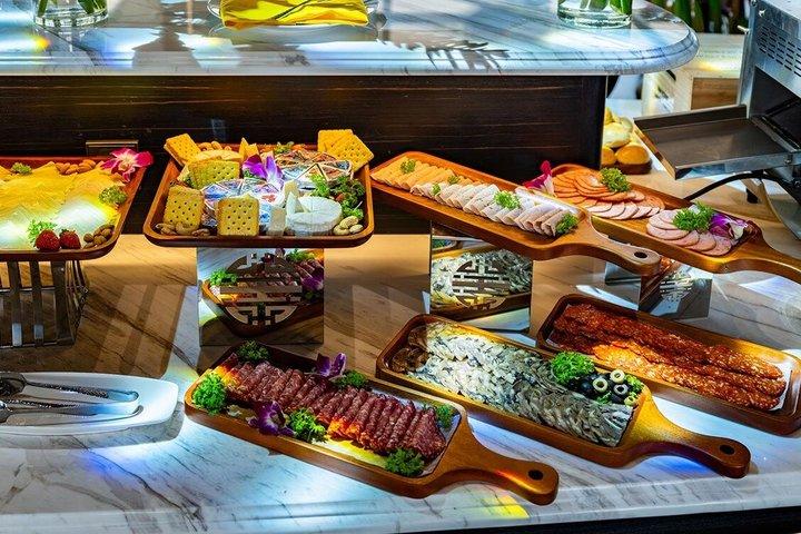 ホーチミン水上人形とファインダイニングクルーズ体験