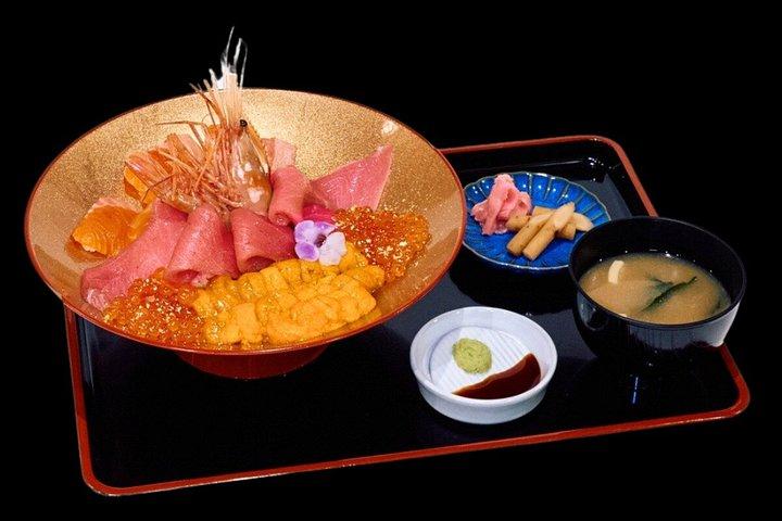 豊洲市場のプレミアム海鮮丼とお寿司