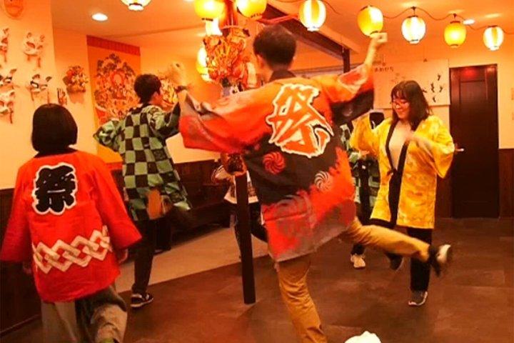 Laten we Bon Odori Japanse volksdans dansen in de buurt van Tsutenkaku
