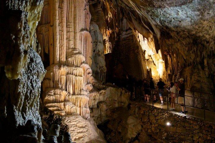 Castelo Predjama e Caverna Postojna de Trieste Tour Privado