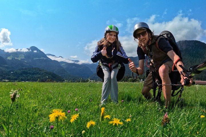 ガイスベルク山からザルツブルクでタンデムパラグライダー