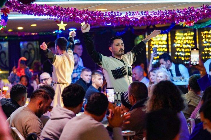 イスタンブールナイトライフ：ボスポラスディナークルーズ-無制限のドリンク