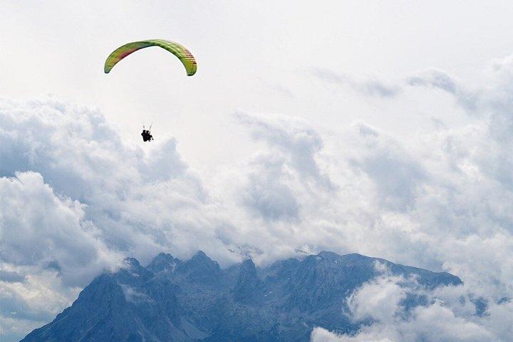 ガイスベルク山からザルツブルクでタンデムパラグライダー